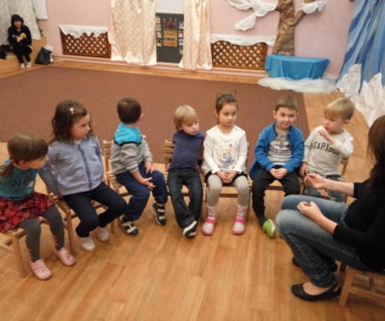 Новогодние песенки в группе “Классики”.